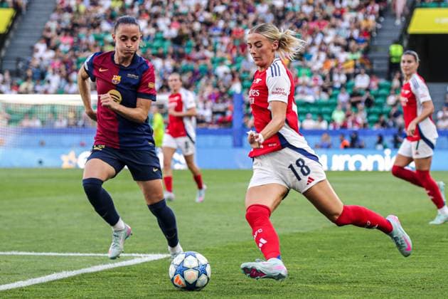 2025-05-24 FC Barcelona, Barca v Arsenal WFC - UEFA Women s Champions League Final LISBON, PORTUGAL - MAY 24: Ona Batlle of FC Barcelona, Chloe Kelly of Arsenal Women FC battle for the ball during the UEFA Women s Champions League Final match between FC Barcelona and Arsenal WFC at Estadio Jose Alvalade on May 24, 2025 in Lisbon, Portugal. (Photo by Leiting Gao BSR Agency) Lisbon Portugal Content not available for redistribution in The Netherlands directly or indirectly through any third parties. Copyright: xBSRxAgencyx