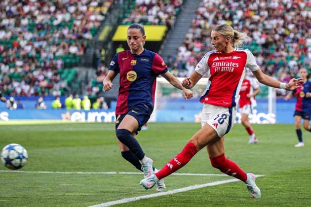 2025-05-24 FC Barcelona, Barca v Arsenal WFC - UEFA Women s Champions League Final LISBON, PORTUGAL - MAY 24: Ona Batlle of FC Barcelona, Chloe Kelly of Arsenal Women FC battle for the ball during the UEFA Women s Champions League Final match between FC Barcelona and Arsenal WFC at Estadio Jose Alvalade on May 24, 2025 in Lisbon, Portugal. (Photo by Leiting Gao BSR Agency) Lisbon Portugal Content not available for redistribution in The Netherlands directly or indirectly through any third parties. Copyright: xBSRxAgencyx