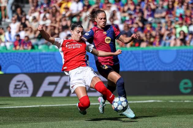 Lisbon, Portugal, May 24th, 2025: Steph Catley (7 Arsenal FC) and Ewa Pajor (17 FC Barcelona, Barca in action fighting for the ball during the UEFA Womens Champions League game between Arsenal FC vs FC Barcelona Estadio Jose Alvalade, Lisbon on May 24th 2025 (Joao Bravo SPP) Copyright: xJoaoxBravoxx xSPPx spp-en-JoBr-JBF-6240