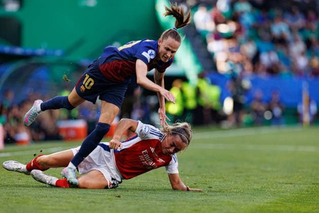 Sport Bilder des Tages Caroline Graham Hanse and Katie McCabe seen during UEFA Womens Champions League 2025 final game between Arsenal FC and FC Barcelona, Barca at Estadio Jose Alvalade (Maciej Rogowski) Lisbon Estadio Jose Alvalade Portugal Copyright: xMaciejxRogowskix finalarsenalbarcelona2425-14