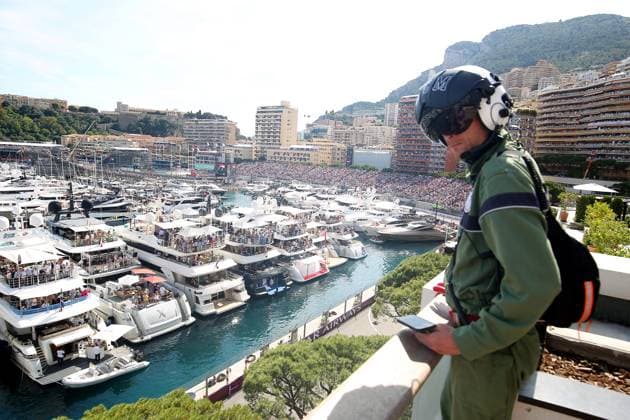 AMBIANCE GP MONACO QUALIFS PHOTOPQR NICE MATIN Jean François Ottonello ; Monaco ; 24 05 2025 ; 82e Grand Prix de Monaco 2025 - Formule 1 Qualifications - ambiance - commissaire de piste et vue sur le circuit yachts - F1 Grand Prix Of Monaco Monaco France  Copyright: xPHOTOPQR NICExMATIN MAXPPPxJeanxFrançoisxOttonellox 20250524NIM3396 monaco 20250524NIM3396