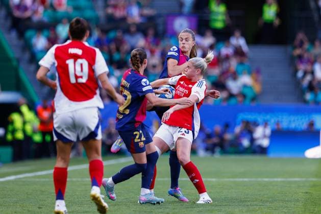 May 24, 2025, Lisbon, Lisbon, Portugal: Irene Paredes of FC Barcelona, Barca competes for the ball with Alessia Russo of Arsenal FC during the UEFA Women s Champions League Final 2025 football match played between Arsenal WFC and FC Barcelona at Jose Alvalade Stadium on May 24, 2025, in Lisbon, Portugal. Lisbon Portugal - ZUMAa181 20250524_zaa_a181_108 Copyright: xDennisxAgyemanx