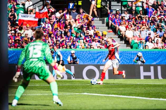 May 24, 2025, Lisbon, Lisbon, Portugal: Frida Maanum of the team Arsenal performs the crossing to the area during the Women s Champions League Final, between Arsenal v Barcelona at Alvalade stadium,may 24, 2025 Lisbon Portugal - ZUMAr200 20250524_zsp_r200_015 Copyright: xNunoxReisinhox