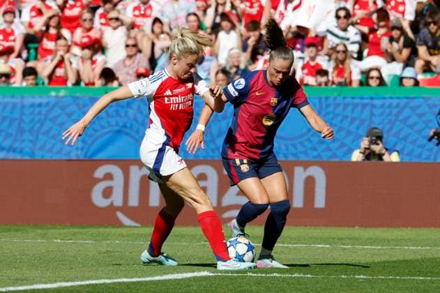 FC Barcelona, Barca s Ewa Pajor (R) in action against Arsenal s Leah Williamson (L) during the UEFA Women s Champions League final soccer match between Arsenal Women FC and FC Barcelona, in Lisbon, Portugal, 24 May 2025. UEFA Women s Champions League Final - FC Barcelona vs. Arsenal Women FC !ACHTUNG: NUR REDAKTIONELLE NUTZUNG!  Copyright: xTonixAlbirx GRAF4082 20250524-55016932248_1