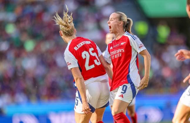 POR, Lisbon, Arsenal London vs FC Barcelona, Womens Champions League, Football, UEFA, 2024 2025 season, Estadio JosÃ Alvalade, Final, in the picture goal scored by Stina Blackstenius Arsenal London 25 against Barcelona, goal scored by Stina Blackstenius Arsenal London 25 , cheering with the team DFB DFL REGULATIONS PROHIBIT ANY USE OF PHOTOGRAPHS AS IMAGE SEQUENCES AND OR QUASI VIDEO, 24 05 2025, Copyright: HMBxMedia HendrikxHamelau