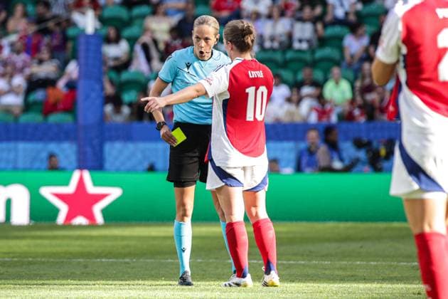 2025-05-24 FC Barcelona, Barca v Arsenal WFC - UEFA Women s Champions League Final LISBON, PORTUGAL - MAY 24: referee Ivana Martincic shows a yellow card to Kim Little of Arsenal Women FC during the UEFA Women s Champions League Final match between FC Barcelona and Arsenal WFC at Estadio Jose Alvalade on May 24, 2025 in Lisbon, Portugal. (Photo by Leiting Gao BSR Agency) Lisbon Portugal Content not available for redistribution in The Netherlands directly or indirectly through any third parties. Copyright: xBSRxAgencyx