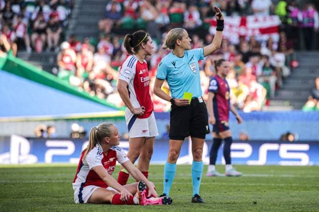 2025-05-24 FC Barcelona, Barca v Arsenal WFC - UEFA Women s Champions League Final LISBON, PORTUGAL - MAY 24: referee Ivana Martincic calls for medical aid during the UEFA Women s Champions League Final match between FC Barcelona and Arsenal WFC at Estadio Jose Alvalade on May 24, 2025 in Lisbon, Portugal. (Photo by Leiting Gao BSR Agency) Lisbon Portugal Content not available for redistribution in The Netherlands directly or indirectly through any third parties. Copyright: xBSRxAgencyx