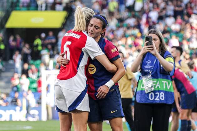 2025-05-24 FC Barcelona, Barca v Arsenal WFC - UEFA Women s Champions League Final LISBON, PORTUGAL - MAY 24: Leah Williamson of Arsenal Women FC consoles Aitana Bonmati of FC Barcelona during the UEFA Women s Champions League Final match between FC Barcelona and Arsenal WFC at Estadio Jose Alvalade on May 24, 2025 in Lisbon, Portugal. (Photo by Leiting Gao BSR Agency) Lisbon Portugal Content not available for redistribution in The Netherlands directly or indirectly through any third parties. Copyright: xBSRxAgencyx