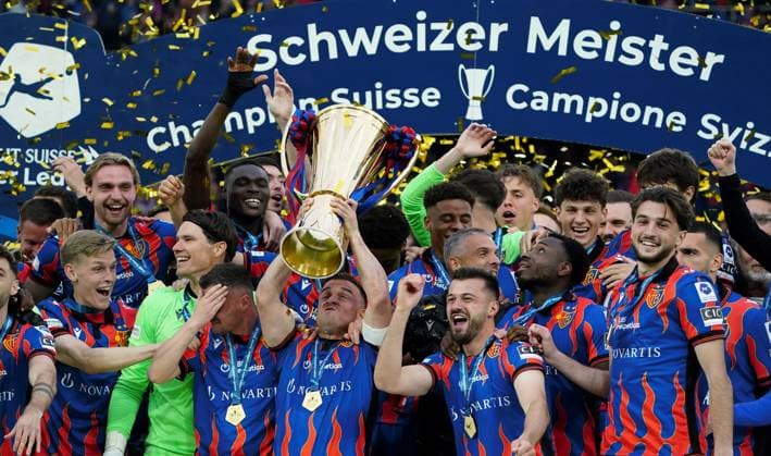 Sport Themen der Woche KW21 Sport Bilder des Tages 24.05.2025 St.Jakob-Park Basel. Fussball Herren Super League Saison 2024 2025 FC Basel - FC Luzern. Bild :Xherdan Shaqiri mit Meisterpokal.(FC Basel) Aktion *** 24 05 2025 St Jakob Park Basel Football Mens Super League Season 2024 2025 FC Basel FC Luzern Picture Xherdan Shaqiri with championship trophy FC Basel Action 