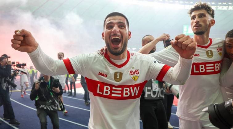 Sport Bilder des Tages Berlin , Fussball DFB Pokal - Finale DSC Arminia Bielefeld vs. VfB Stuttgart , Deniz Undav (VfB) jubelt über das Tor zum 0:4, rechts Atakan Karazor Gemäß den Vorgaben des DFB Deutschen Fußball Bundes ist es untersagt, in dem Stadion und oder vom Spiel angefertigte Fotoaufnahmen in Form von Sequenzbildern und oder videoähnlichen Fotostrecken zu verwerten bzw. verwerten zu lassen. *** Berlin , Football DFB Cup Final DSC Arminia Bielefeld vs VfB Stuttgart , Deniz Undav VfB celebrates the goal to 0 4, right Atakan Karazor According to the regulations of the DFB German Football Association, it is prohibited to use or have used photographs taken in the stadium and or of the game in the form of sequential images and or video-like photo series