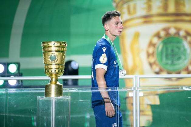 Sport Themen der Woche KW21 Sport Bilder des Tages 24.05.2025, Fussball, DFB Pokal, Finale, Saison 2024 2025, DSC Arminia Bielefeld - VfB Stuttgart, Marius Wörl (DSC Arminia Bielefeld) geht am DFB-Pokal vorbei und hat Tränen in den Augen, xRHR-FOTO TKx *** 24 05 2025, Football, DFB Cup, Final, Season 2024 2025, DSC Arminia Bielefeld VfB Stuttgart, Marius Wörl DSC Arminia Bielefeld passes the DFB Cup and has tears in his eyes, xRHR PHOTO TKx Copyright: RHR-FOTOx RHR-FOTO TK