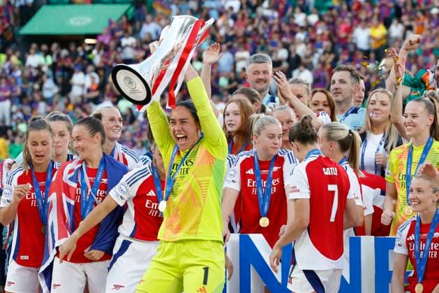 Arsenal s players celebrate their victory following the UEFA Women s Champions League final soccer match between Arsenal Women FC and FC Barcelona, Barca in Lisbon, Portugal, 24 May 2025. UEFA Women s Champions League Final - FC Barcelona vs. Arsenal Women FC !ACHTUNG: NUR REDAKTIONELLE NUTZUNG!  Copyright: xTonixAlbirx GRAF4258 0820639582st