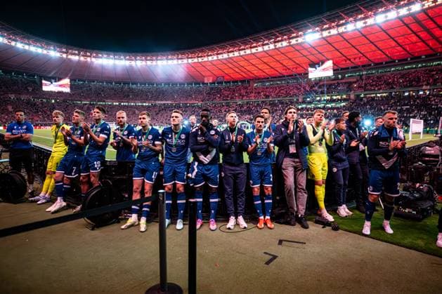 Sport Themen der Woche KW21 Sport Bilder des Tages 24.05.2025, Fussball, DFB Pokal, Finale, Saison 2024 2025, DSC Arminia Bielefeld - VfB Stuttgart, DSC Arminia Bielefeld vor den Fans nach Spielschluss, xRHR-FOTO TKx *** 24 05 2025, Football, DFB Cup, Final, Season 2024 2025, DSC Arminia Bielefeld VfB Stuttgart, DSC Arminia Bielefeld in front of the fans after the match, xRHR PHOTO TKx Copyright: RHR-FOTOx RHR-FOTO TK