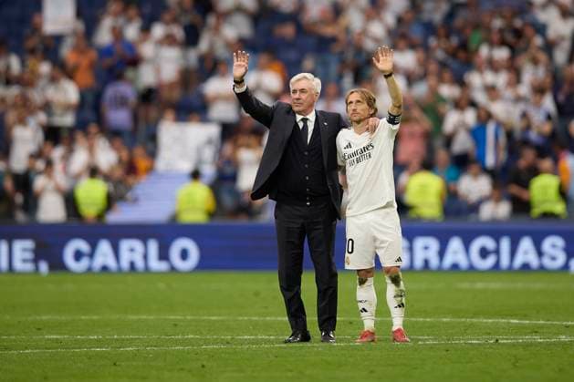 Sport Themen der Woche KW21 Sport Bilder des Tages Luka Modric (Real Madrid CF) and Carlo Ancelotti Head coach (Real Madrid CF) salute from the center of the field during the LaLiga match between Real Madrid and Real Sociedad at Santiago BernabÃ u on May 24, 2025 in Madrid, Spain. (Photo by Manu Reino DeFodi Images) *** Luka Modric Real Madrid CF and Carlo Ancelotti Head coach Real Madrid CF salute from the center of the field during the LaLiga match between Real Madrid and Real Sociedad at Santiago BernabÃ u on May 24, 2025 in Madrid, Spain Photo by Manu Reino DeFodi Images
