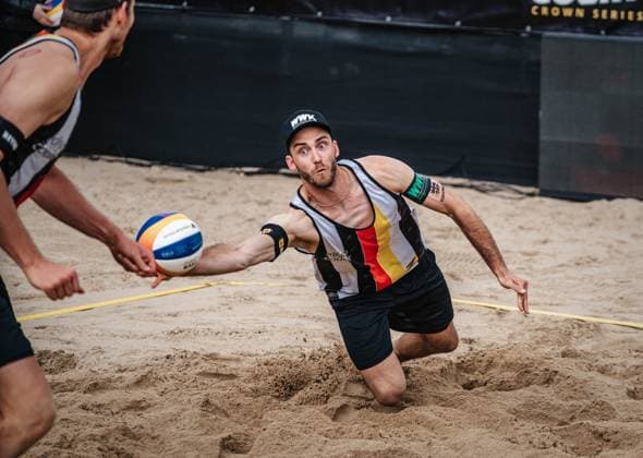 Beach volleyball men King Queen of the Court Hamburg 24 05 2025 Clemens Wickler save the ball one-handed Hamburg Active City Arena Hamburg Germany