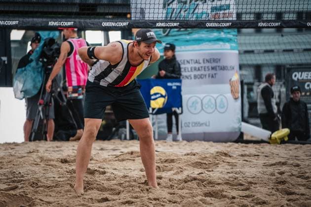 Beach Volleyball Men King Queen of the Court Hamburg 24 05 2025 Nils Ehlers looks bent over under the net Hamburg Active City Arena Hamburg Germany
