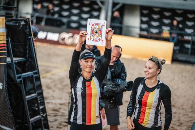 Beach Volleyball Men King Queen of the Court Hamburg 24 05 2025 Chenoa Christ shows the drawn card in the air Hamburg Active City Arena Hamburg Germany