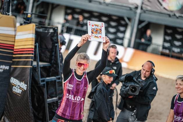 Beach volleyball men King Queen of the Court Hamburg 24 05 2025 Nele Barber shows the drawn card in the air Hamburg Active City Arena Hamburg Germany