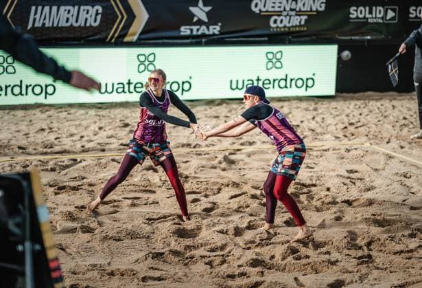 Beach volleyball men King Queen of the Court Hamburg 24 05 2025 Nele Barber l high-fives with Melanie Gernert Hamburg Active City Arena Hamburg Germany