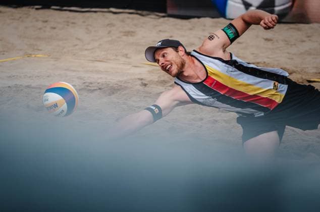 Beach Volleyball Men King Queen of the Court Hamburg 24 05 2025 Nils Ehlers save the ball one-handed Hamburg Active City Arena Hamburg Germany