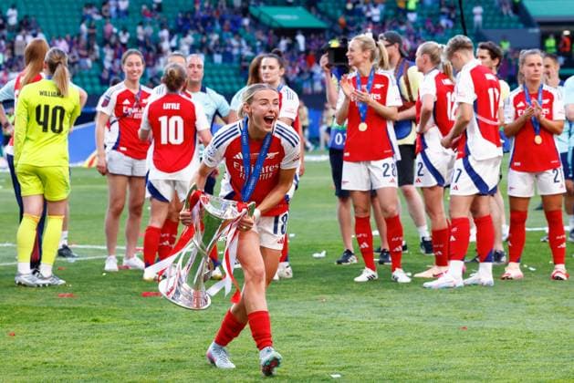 May 24, 2025, Lisbon, Lisbon, Portugal: Chloe Kelly of Arsenal FC celebrates the victory with the Champions trophy during the UEFA Women s Champions League Final 2025 football match played between Arsenal WFC and FC Barcelona, Barca at Jose Alvalade Stadium on May 24, 2025, in Lisbon, Portugal. Lisbon Portugal - ZUMAa181 20250524_zaa_a181_297 Copyright: xDennisxAgyemanx