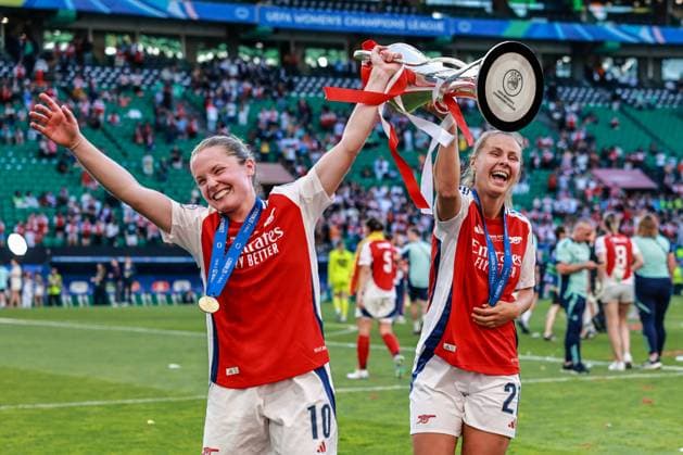 2025-05-24 FC Barcelona, Barca v Arsenal WFC - UEFA Women s Champions League Final LISBON, PORTUGAL - MAY 24: Kim Little of Arsenal WFC and Victoria Pelova of Arsenal WFC lift the trophy during the UEFA Women s Champions League Final match between FC Barcelona and Arsenal WFC at Estadio Jose Alvalade on May 24, 2025 in Lisbon, Portugal. (Photo by Leiting Gao BSR Agency) Lisbon Portugal Content not available for redistribution in The Netherlands directly or indirectly through any third parties. Copyright: xBSRxAgencyx