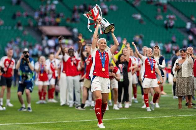 250524 Stina Blackstenius of Arsenal celebrates with the trophy after the UEFA Women s Champions League final match between Arsenal and Barcelona on May 24, 2025 in Lisbon Photo Vegard Grott BILDBYRAN kod VG VG0752 bbeng champions league finale finalen final mesterligaen dam football fotball fotboll soccer fcb barcelona arsenal final 2025 jubel  Copyright: VEGARDxGRoTT BB250524VG075
