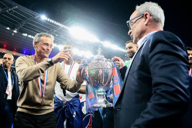 Sport Themen der Woche KW21 Sport Bilder des Tages FOOTBALL : PSG vs Reims - Finale Coupe de France - 24 05 2025 Luis Enrique Martinez ( coach PSG ) and Luis Campos ( sports director PSG ) celebrate with the French Cup trophy after the French Cup Final match between Paris Saint Germain and Stade de Reims at Stade de France on May 24 , 2025 in Saint Denis, France. ( Photo by Dante Badano PsnewZ ) - Saint DenisFrance  Copyright: xx