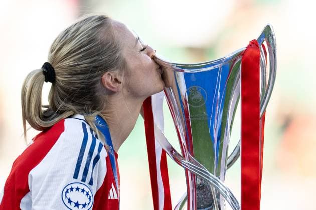 250524 Amanda Ilestedt of Arsenal celebrates with the trophy after the UEFA Women s Champions League final match between Arsenal and Barcelona on May 24, 2025 in Lisbon Photo Vegard Grott BILDBYRAN kod VG VG0752 bbeng champions league finale finalen final mesterligaen dam football fotball fotboll soccer fcb barcelona arsenal final 2025 jubel  Copyright: VEGARDxGRoTT BB250524VG073