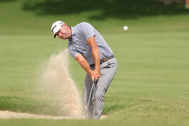 Sport Bilder des Tages May 24, 2025: Fort Worth, Texas, USA: LUCAS GLOVER hits his shot from a fairway bunker on the 15th hole during the third round of the Charles Schwab Challenge golf tournament at Colonial Country Club in Fort Worth. Fort Worth USA - ZUMAc04_ 20250524_zma_c04_035 Copyright: xGrayxSiegelx
