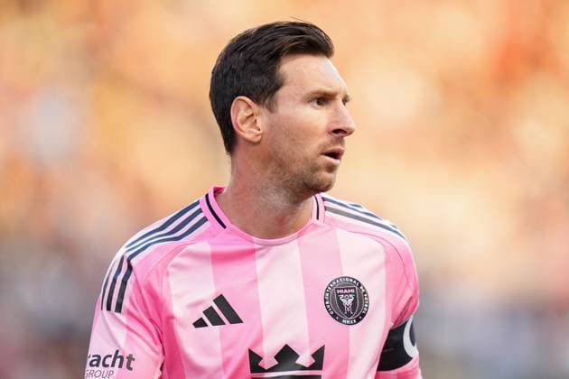 May 24, 2025: Inter Miami Forward Lionel Messi (10) stands on the field during the first half of an MLS, Fussball Herren, USA match against the Philadelphia Union at Subaru Park in Chester, Pennsylvania. CSM Chester United States of America - ZUMAc04_ 20250524_zma_c04_176 Copyright: xKylexRoddenx