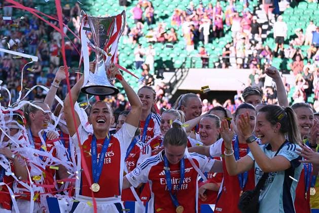 Katie McCabe (Arsenal) with the Trophy during Final - Arsenal Women FC vs FC Barcelona, Barca UEFA Champions League Women football match in Lisboa, Portugal, May 24 2025  Copyright: xPasqualexGolia IPAxSportx xipa-agency.netx xx IPA_58200088 IPA_Agency_IPA58200088