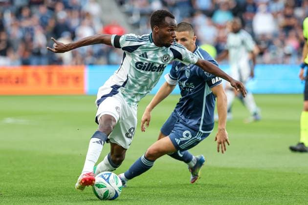 MLS, Fussball Herren, USA 2025: New England Revolution Vs Sporting KC MAY 24 May 24, 2025: New England Revolution midfielder Alhassan Yusuf (80) controls the ball against Sporting Kansas City forward Dejan Joveljic (9) during the first half at Childrens Mercy Park in Kansas City, KS. David Smith CSM (Credit Image: Â David Smith Cal Media) Kansas City Ks United States of America EDITORIAL USE ONLY Copyright: xx ZUMA-20250524_zma_c04_237.jpg DavidxSmithx csmphotothree385858
