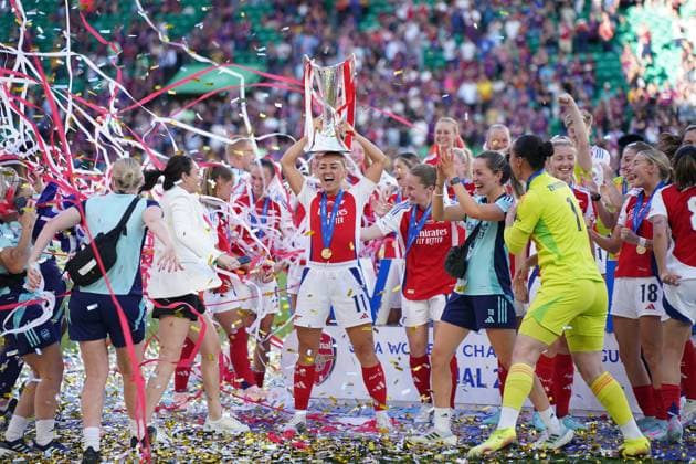 2025 UEFA Women s Champions League Final: Arsenal WFC vs. FC Barcelona, Barca Femeni Arsenal WFC lift the trophy, as they are crowned winners of the 2025 UEFA Women s Champions League Final: Arsenal WFC vs. FC Barcelona Femeni on 24 May 2025, at Jose Alvalade Stadium, in Lisbon, Portugal Copyright: xAlexandraxFechetex DSC05073