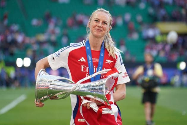 2025 UEFA Women s Champions League Final: Arsenal WFC vs. FC Barcelona, Barca Femeni Amanda Ilestedt of Arsenal WFC celebrates, as they are crowned winners of the 2025 UEFA Women s Champions League Final: Arsenal WFC vs. FC Barcelona Femeni on 24 May 2025, at Jose Alvalade Stadium, in Lisbon, Portugal Copyright: xAlexandraxFechetex DSC05537
