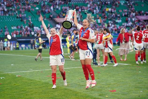 2025 UEFA Women s Champions League Final: Arsenal WFC vs. FC Barcelona, Barca Femeni Kim Little of Arsenal WFC and Victoria Pelova of Arsenal WFC celebrate, as they are crowned winners of the 2025 UEFA Women s Champions League Final: Arsenal WFC vs. FC Barcelona Femeni on 24 May 2025, at Jose Alvalade Stadium, in Lisbon, Portugal Copyright: xAlexandraxFechetex DSC05563