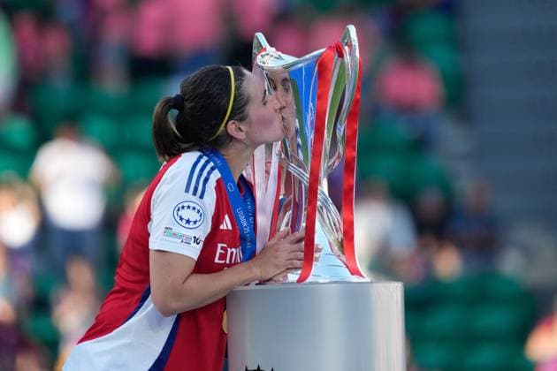 2025 UEFA Women s Champions League Final: Arsenal WFC vs. FC Barcelona, Barca Femeni Mariona Caldentey of Arsenal WFC kisses the trophy after the 2025 UEFA Women s Champions League Final: Arsenal WFC vs. FC Barcelona Femeni on 24 May 2025, at Jose Alvalade Stadium, in Lisbon, Portugal Copyright: xAlexandraxFechetex _ADR5838