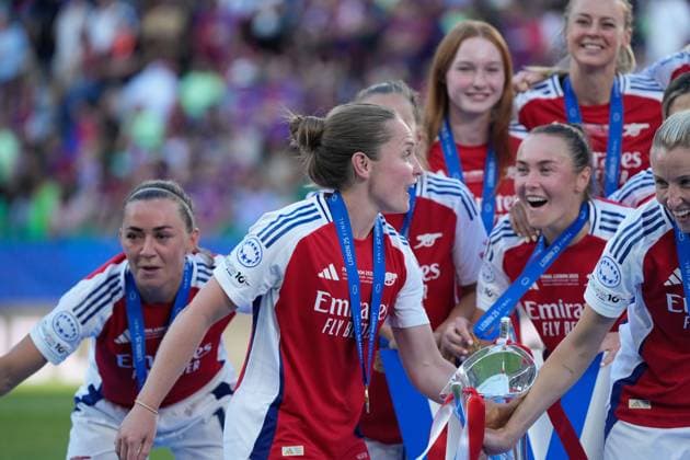 2025 UEFA Women s Champions League Final: Arsenal WFC vs. FC Barcelona, Barca Femeni Kim Little of Arsenal WFC brings the trophy to her teammates, as Arsenal WFC are crowned winners of the 2025 UEFA Women s Champions League Final: Arsenal WFC vs. FC Barcelona Femeni on 24 May 2025, at Jose Alvalade Stadium, in Lisbon, Portugal Copyright: xAlexandraxFechetex _ADR6003