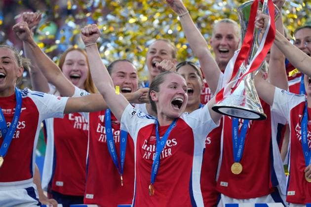 2025 UEFA Women s Champions League Final: Arsenal WFC vs. FC Barcelona, Barca Femeni Arsenal WFC lift the trophy, as they are crowned winners of the 2025 UEFA Women s Champions League Final: Arsenal WFC vs. FC Barcelona Femeni on 24 May 2025, at Jose Alvalade Stadium, in Lisbon, Portugal Copyright: xAlexandraxFechetex _ADR6048