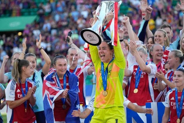 2025 UEFA Women s Champions League Final: Arsenal WFC vs. FC Barcelona, Barca Femeni Arsenal WFC lift the trophy, as they are crowned winners of the 2025 UEFA Women s Champions League Final: Arsenal WFC vs. FC Barcelona Femeni on 24 May 2025, at Jose Alvalade Stadium, in Lisbon, Portugal Copyright: xAlexandraxFechetex _ADR6267