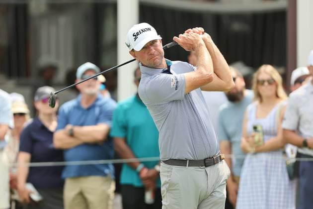 May 24, 2025: Lee Hodges hits his tee shot on the 17th hole during the third round of the Charles Schwab Challenge golf tournament at Colonial Country Club in Fort Worth, TX. Cal Media Fort Worth United States of America - ZUMAc04_ 20250524_zma_c04_028 Copyright: xGrayxSiegelx