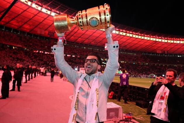 24 05 25 DFB Pokal Final 2025 DSC Arminia Bielefeld VfB Stuttgart Germany, Berlin, 24 05 2025, Football, DFB Pokal Final 2025 Berlin, DSC Arminia Bielefeld VfB Stuttgart Leonidas Stergiou VfB Stuttgart with the DFB Pokal trophy