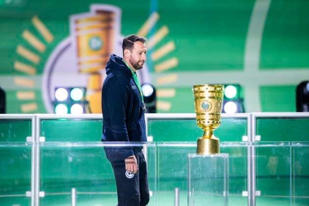 Sport Bilder des Tages 24.05.2025 - Pokalfinale 2025: DSC Arminia Bielefeld - VfB Stuttgart. Mitch, Michel Kniat (Trainer - Bielefeld) DFB REGULATIONS PROHIBIT ANY USE OF PHOTOGRAPHS AS IMAGE SEQUENCES AND OR QUASI-VIDEO. Berlin Berlin Deutschland Olympiastadion *** 24 05 2025 Cup Final 2025 DSC Arminia Bielefeld VfB Stuttgart Mitch, Michel Kniat Trainer Bielefeld DFB REGULATIONS PROHIBIT ANY USE OF PHOTOGRAPHS AS IMAGE SEQUENCES AND OR QUASI VIDEO Berlin Berlin Germany Olympiastadion
