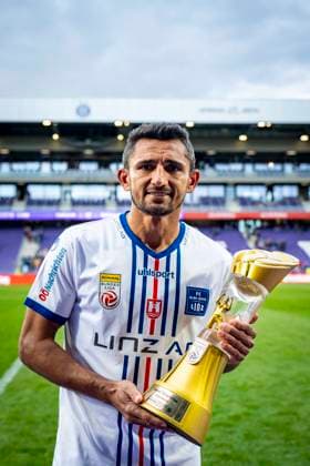 SOCCER - BL, A.Wien vs Linz VIENNA,AUSTRIA,24.MAY.25 - SOCCER - ADMIRAL Bundesliga, championship group, FK Austria Wien vs FC Blau Weiss Linz. Image shows the rejoicing of Ronivaldo Bernado Sales (Linz) with the trophy after being named goal getter of the year. Keyword: Torschuetzenkoenig  GEPAxpictures xKevinxHackner