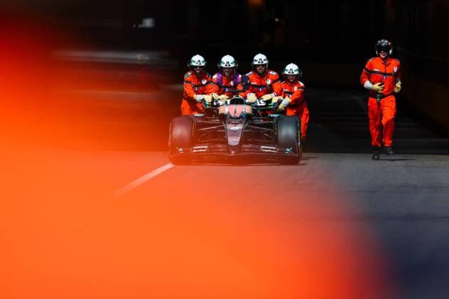 MONTE-CARLO, MONACO - MAY 24: The car of Mercedes British driver George Russell is pushed to safety place by the marshals during Qualifying ahead of the F1 Grand Prix of Monaco at Circuit de Monaco on May 24, 2025 in Monte-Carlo, Monaco.(Photo by Qian Jun Paddocker) SPO  Copyright: xQIANxJUNxMotorsportxMedia Paddockerx