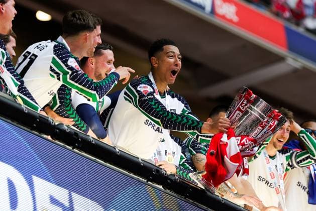 Jobe Bellingham of Sunderland celebrates with the Championship Play-Off trophy Sheffield United v Sunderland, EFL Sky Bet Championship, Play-Off Final, Football, Wembley Stadium, London, UK - 24 May 2025 EDITORIAL USE ONLY No use with unauthorised audio, video, data, fixture lists, club league logos or live services. Online in-match use limited to 120 images, no video emulation. No use in betting, games or single club league player publications. Copyright: xAndrewxFosker Shutterstockx 15316401ji
