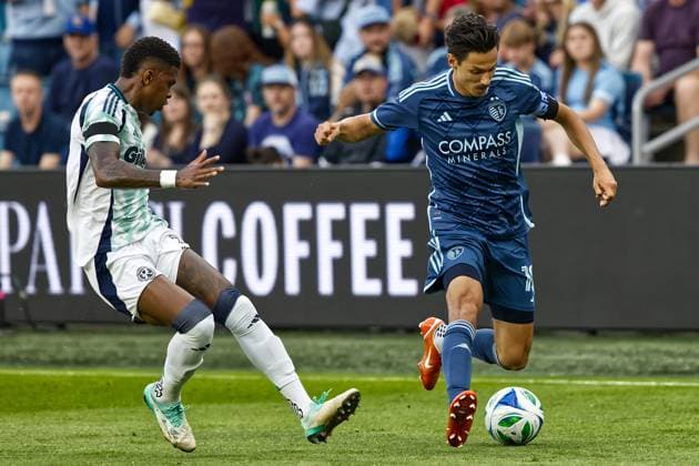 May 24, 2025, Kansas City, Kansas, USA: Sporting KC forward DoÂNIEL SALLoI 10 (r) leads the offense against New England Revolution defender BRAYAN CEBALLOS 3 (l) during the first half of the game at Children s Mercy Park in Kansas City, KS, on May 24, 2025. Kansas City USA - ZUMAh139 20250524_zap_h139_006 Copyright: xSerenaxS.Y.xHsux