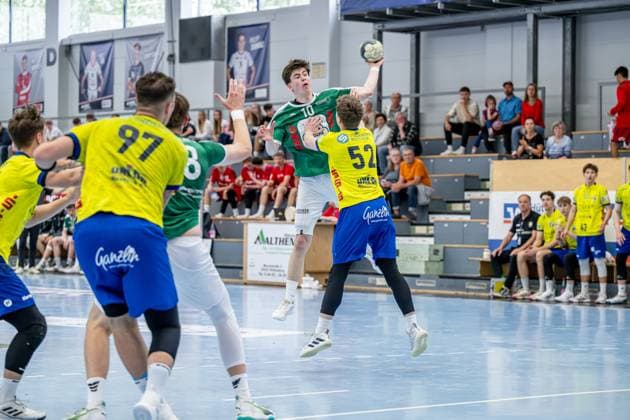 Jugendbundesliga A youth male qualification HSG Dutenhofen Münchholzhausen HC Empor Rostock, 24 05 25 Felix Schneider HSG Dutenhofen Münchholzhausen, 10 , Tom Bialek HC Empor Rostock, 52 , Julius Gümbel HSG Dutenhofen Münchholzhausen, 28 , Willi Schulz HC Empor Rostock, 97 Jugendbundesliga A youth male qualification HSG Dutenhofen Münchholzhausen HC Empor Rostock Hüttenberg, 24 05 25 Copyright: xBEAUTIFULxSPORTS Roeczeyx