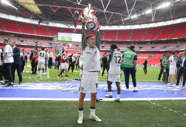 Sheffield United v Sunderland - Sky Bet Championship Play-Off Final Chris Rigg of Sunderland lifts the Play Off Final trophy during the Sky Bet Championship Play Off Final match between Sheffield United and Sunderland at Wembley Stadium in London, England, on May 24, 2025. London Greater London United Kingdom  Copyright: xMIxNewsx originalFilename:fletcher-sheffiel250524_npkDr.jpg