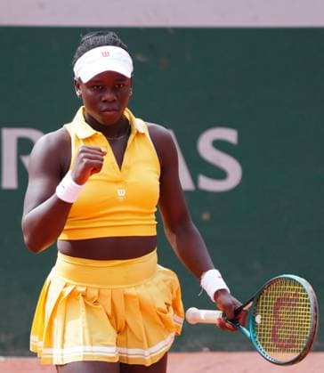 Victoria Mboko wins the first set 6-1 against Lulu Sun French Open Tennis, Day One, Tennis, Roland Garros, Paris, France - 25 May 2025 EDITORIAL USE ONLY No use with unauthorised audio, video, data, fixture lists, club league logos or live services. Online in-match use limited to 120 images, no video emulation. No use in betting, games or single club league player publications. Copyright: xJavierxGarcia Shutterstockx 15314618c